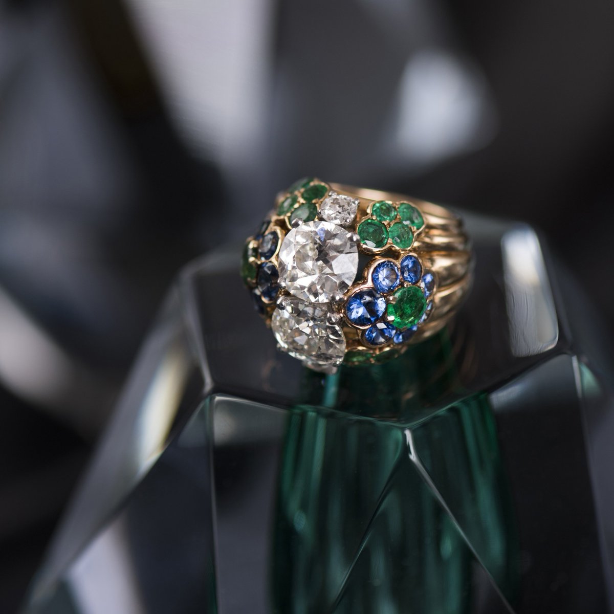 Merry and oh so bright. 1960s diamond and emerald Cartier cocktail ring. #vintagejewelry #FredLeighton