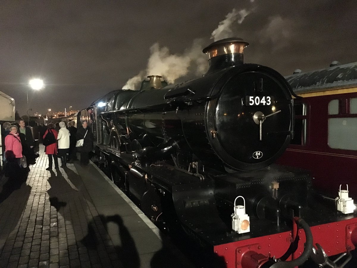 It's the time of year we're reminded of our trip on Earl of Mount Edgecombe with <a href="/Vintage_Trains/">Vintage Trains</a> for some festive steam &amp; silver service outinbrum.com/2016/01/10/vin…