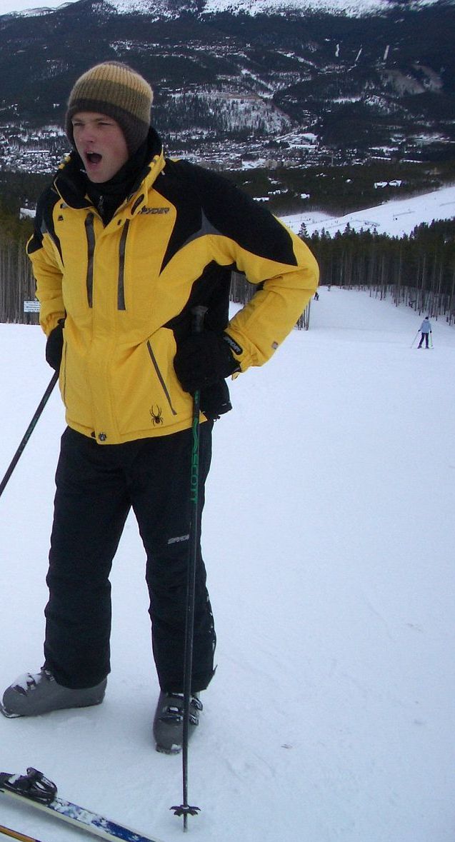 bestjaredspics's tweet photo. #jaredloveweek Day 2, @jarpad + Snow. https://t.co/lBKuy7d0Yy