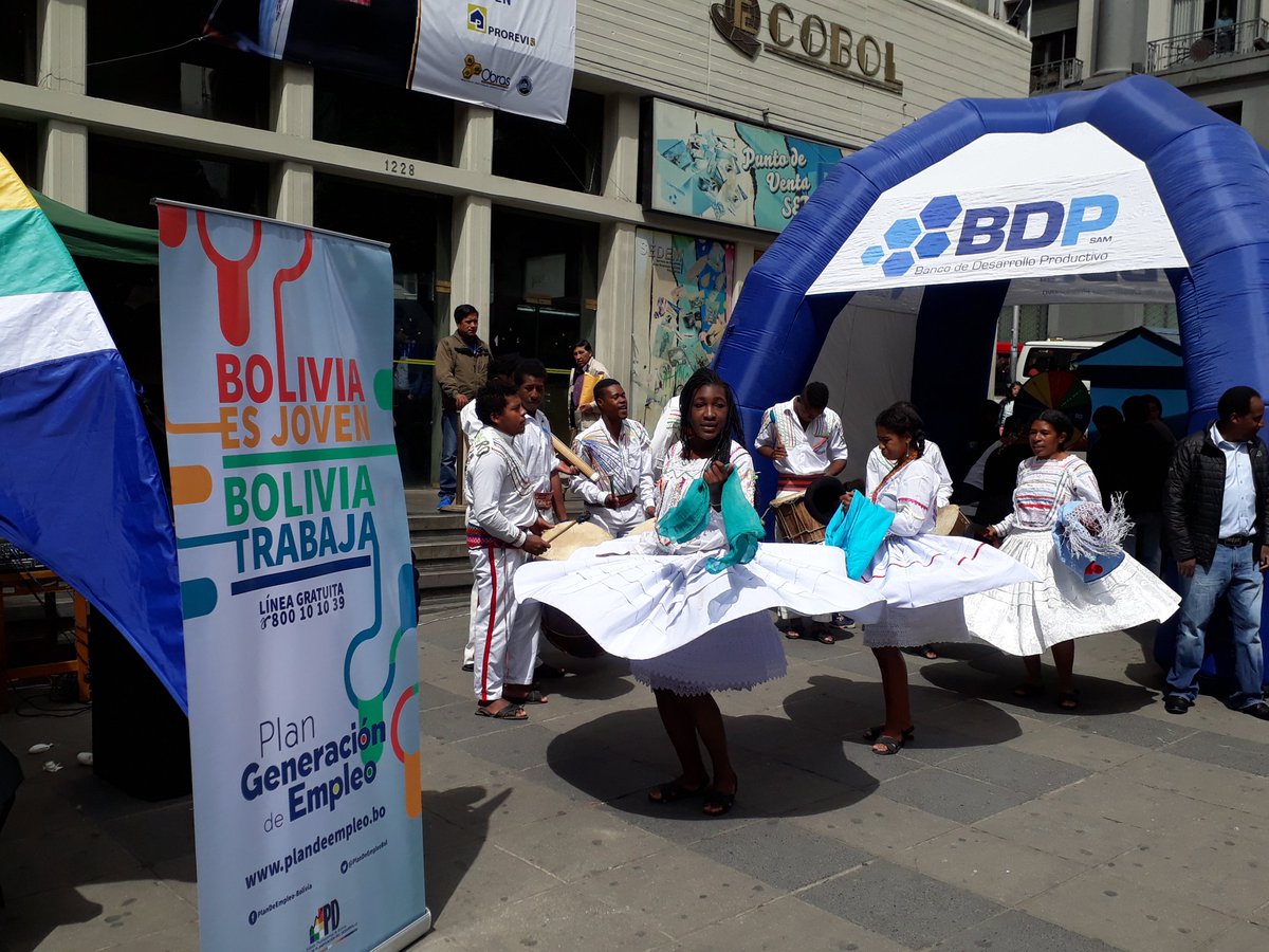 INE_Bolivia's tweet photo. #Ahora
Feria de regisitro para el Programa de Apoyo @PlanDeEmpleoBol en la #RPC17 del @minplanifica https://t.co/v6rS4riudy