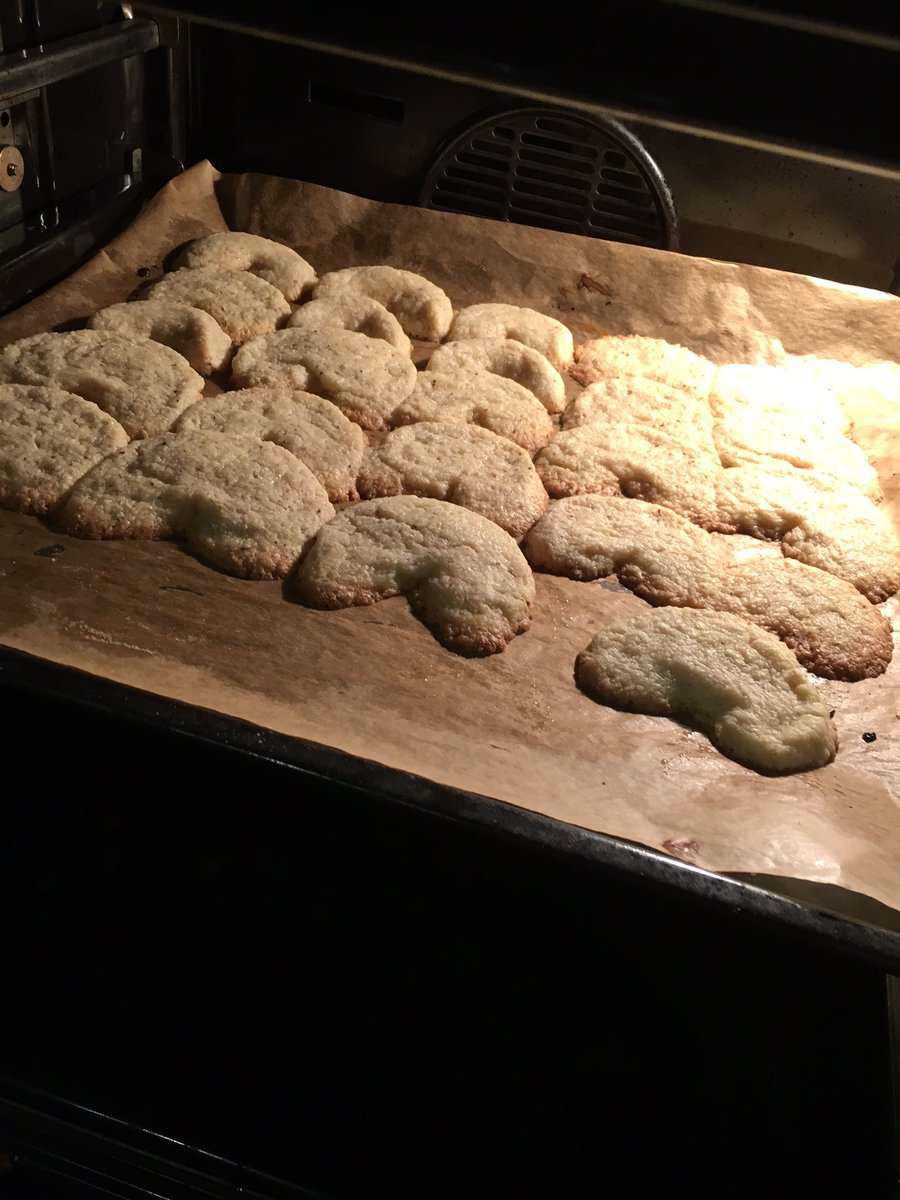 Karpowskaja's tweet photo. Wenn man versucht zu backen 😂😱 #Backfail #katastrophe #schmeckentrotzdem #lecker #christmas #vanillekipferlNOT https://t.co/U9pUX5H3Ap