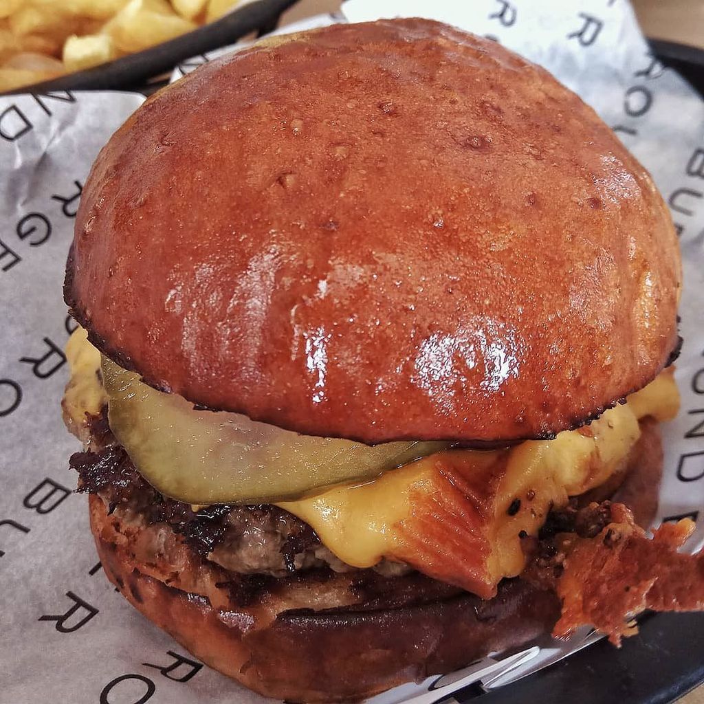 mottaflavia_BR's tweet image. Hoje não tem #tbt não. Até porque, com esse hambúrguer maravilhoso, quem ousaria, né? Essa delícia é do Ground Burger, uma hamburgueria colada no metrô São Sebastião, que tem uma carta de cervejas de respeito. Recomendo 😋
.
.
.
.
.
#lisboabeça #lisboapontocome #minhalisboa #…