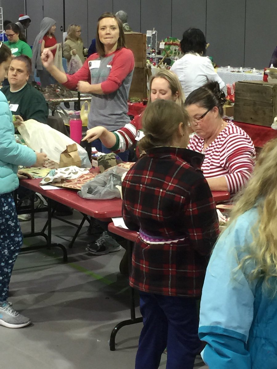 GC4thgrade's tweet photo. Many thanks to @MiltonTerrace and @GordonCreekElem @GordonCreekPTA for another great year of the Holiday Shoppe! The kids were over the moon today! 🌙🎅🏻🌲 https://t.co/sg1kKQk9bc