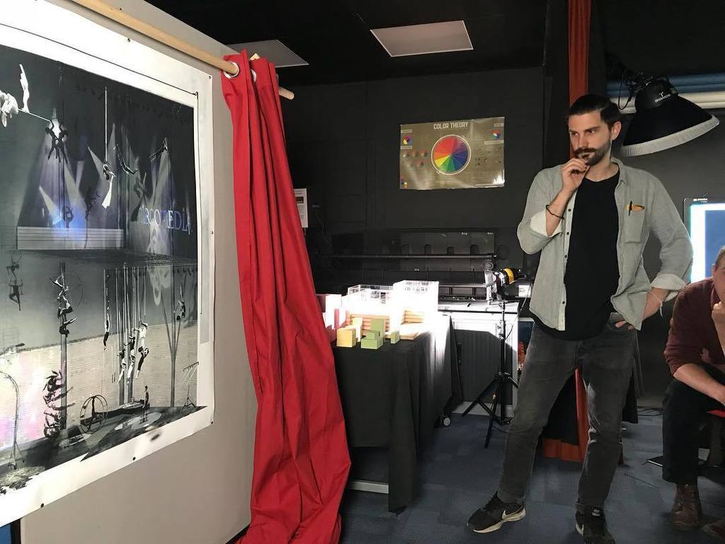 TweetEco's tweet photo. .@yorgi_k119 of the #liveworkmake performance team reveals giant #BeauxArt section through #Bristol #BottleYard for @circomedia. #circuseverywhere @uwearch @UWEArchBuiltEnv @CircomediaNic  https://t.co/urbywnORqA https://t.co/LyWEGquJRM