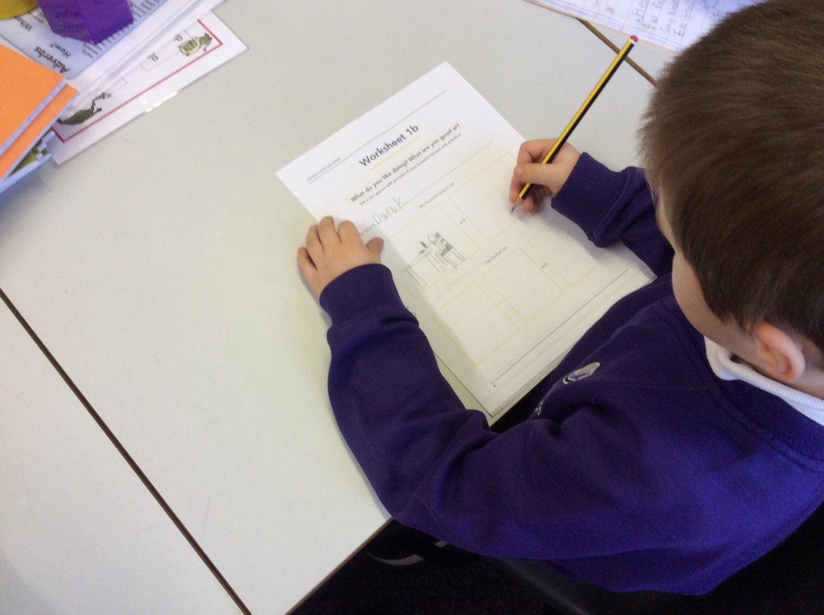 HazelLeysAcad's tweet photo. Year 2 took part in the Big Class Challenge! We have future nurses, doctors, teachers and mechanics amongst us at HLA! We asked great questions about the qualities of the jobs and learnt all about university! #TFChallenge #iamunique https://t.co/yljrMk9lnZ