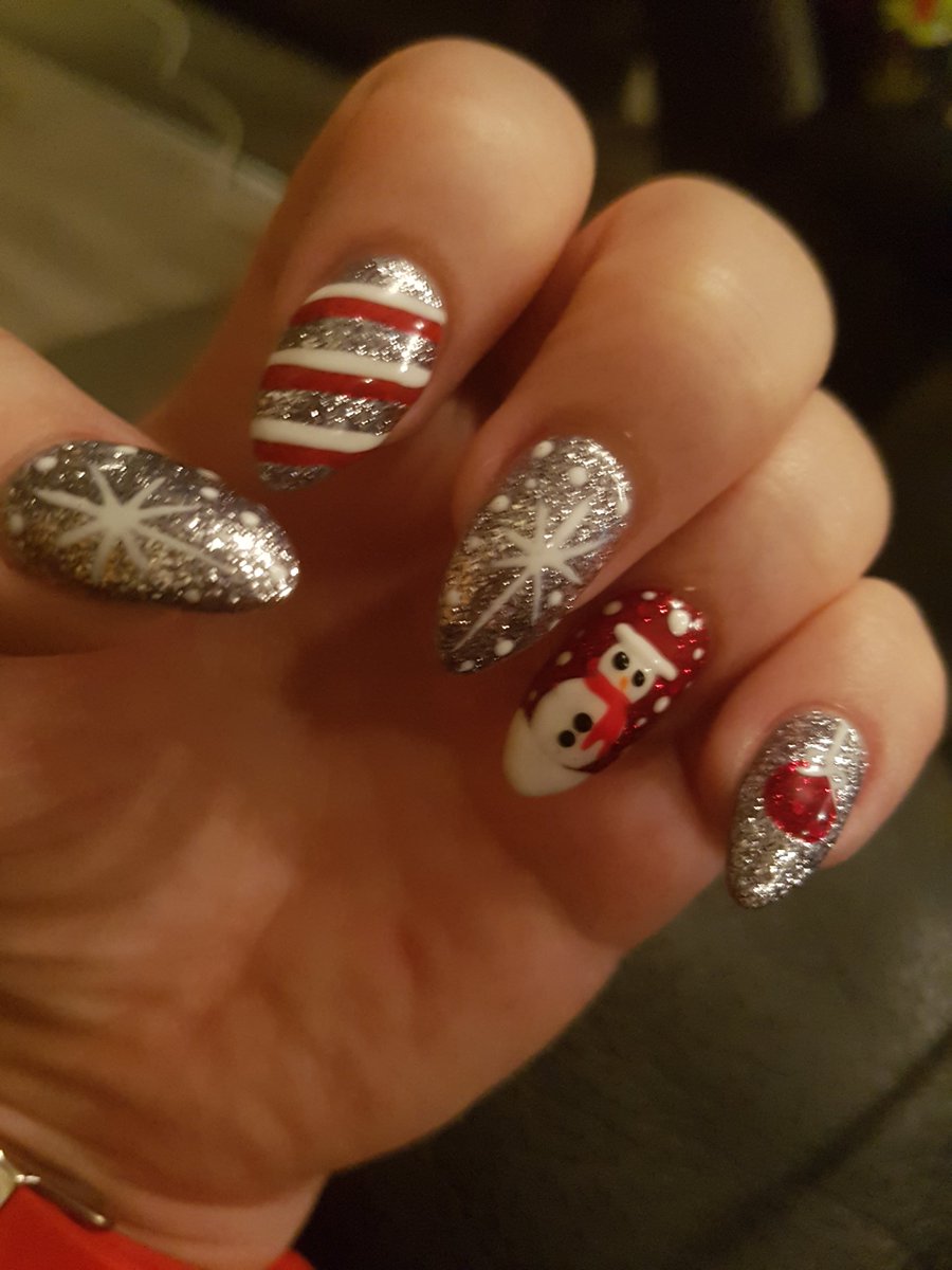 nitz0406's tweet photo. Xmas party tomorrow.  Festive nails done! https://t.co/yAz9O31UnG