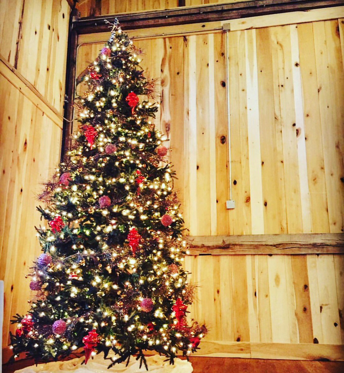 Gathering Barn Looking festive &amp; ready for the big Holiday Brunch Saturday with members <a href="/LindleyFarm/">Lindley Farmstead</a> Estate at #chathamhills ! 🎅