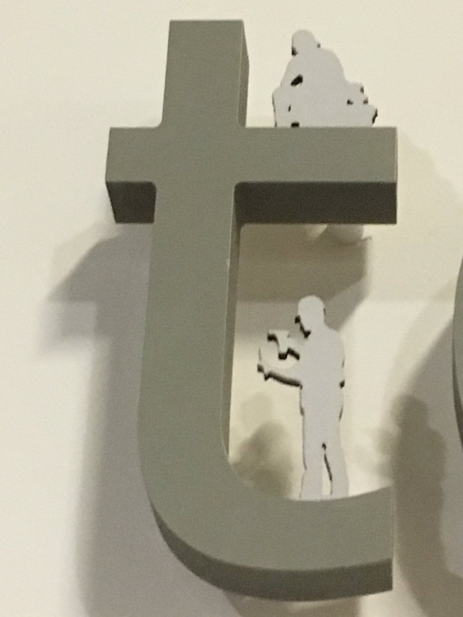 Voorafgaand aan de raadsvergadering is de tekst van artikel 1 van de Grondwet onthuld in de hal van het Alphense stadhuis. Democratie is iets om voortdurend aan te werken, vandaar dat er op alle letters en tekens een afbeelding van man/vrouw staat die aan het werk is :)