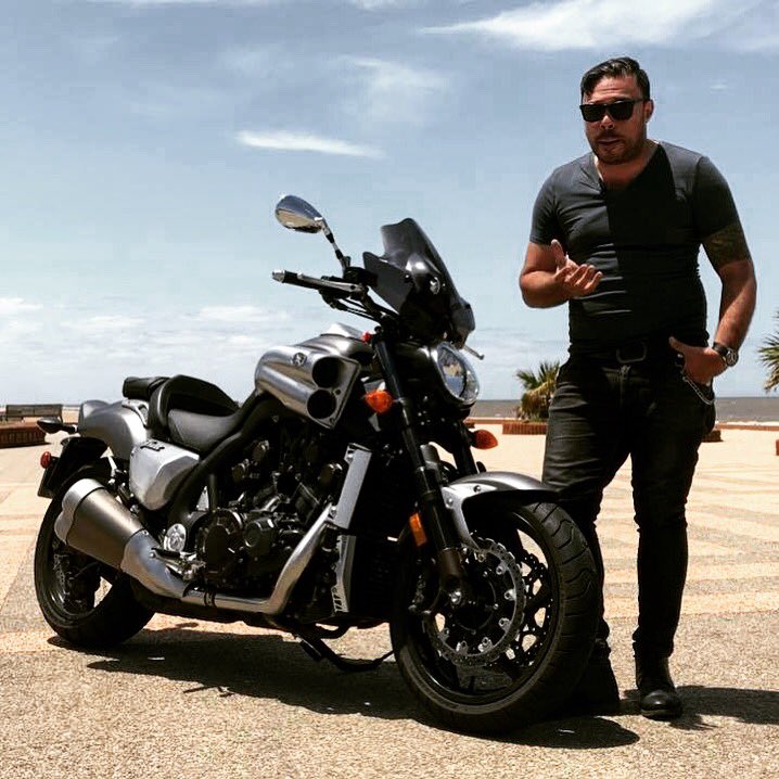 ElGarageTv's tweet photo. Este sábado volvemos a vernos por @canal10Uruguay. En #BikeSessions @emiliomaneirook presentará una impecable #Yamaha #VMax, para no perderse este informe.
Sábado, 11:00 hs, por Canal 10. https://t.co/J5YbVpz3Qc