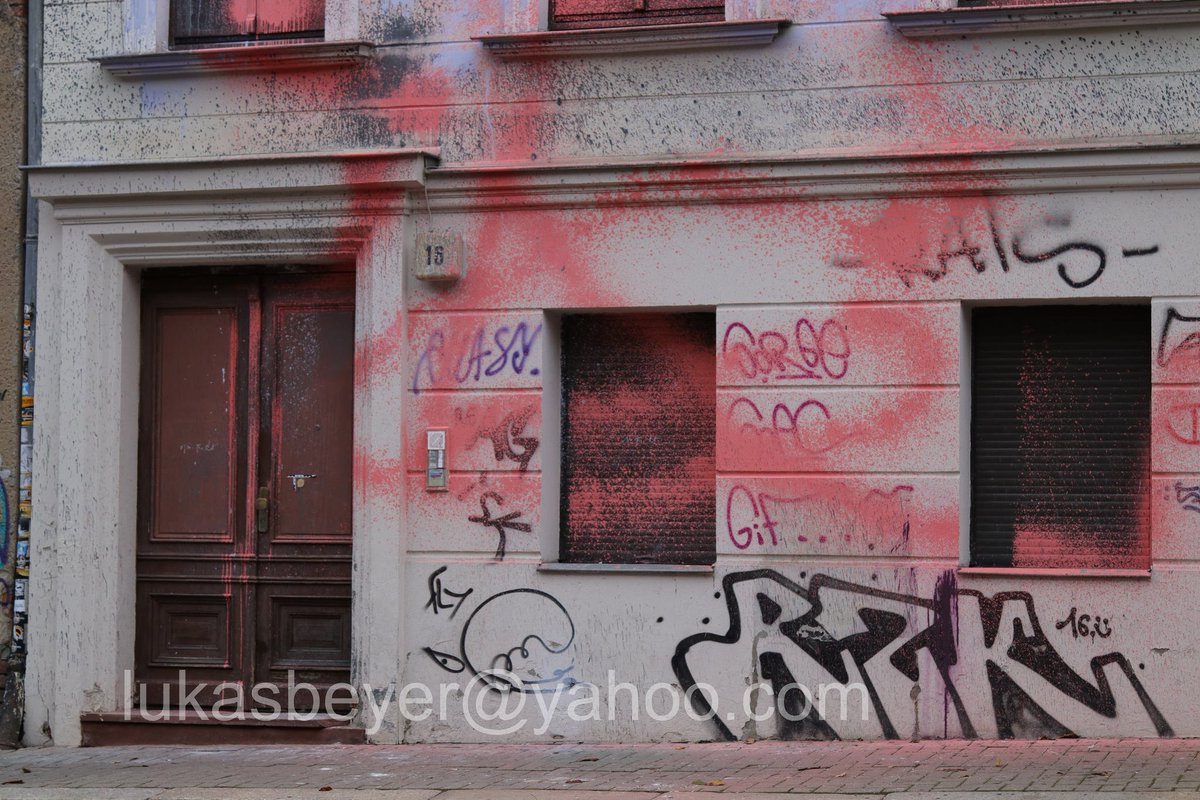 LukasBeyerFoto's tweet photo. In #Halle soll heute die erste Veranstaltung der neofaschistischen #Identitären im #IBHaus stattfinden. Dem Anschein nach haben #Antifas zeitweise den Eingang zum Haus blockiert.
Mehr Infos bei @KickThemOut161 & @NoHalgida
#noIB #kickthemout
(Foto von #hal2810 ) https://t.co/6jog6alaf7