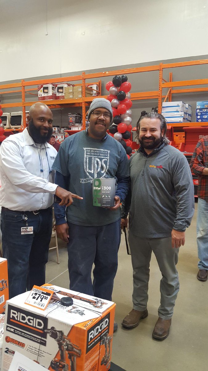 wenjones_behr's tweet photo. From a conversation to a sell and a new customer! @AndyBehrMemphis @behr_sw @HomeDepot @BehrPaint #HD2906 #ChristmasParty https://t.co/9GKvsGRIRH