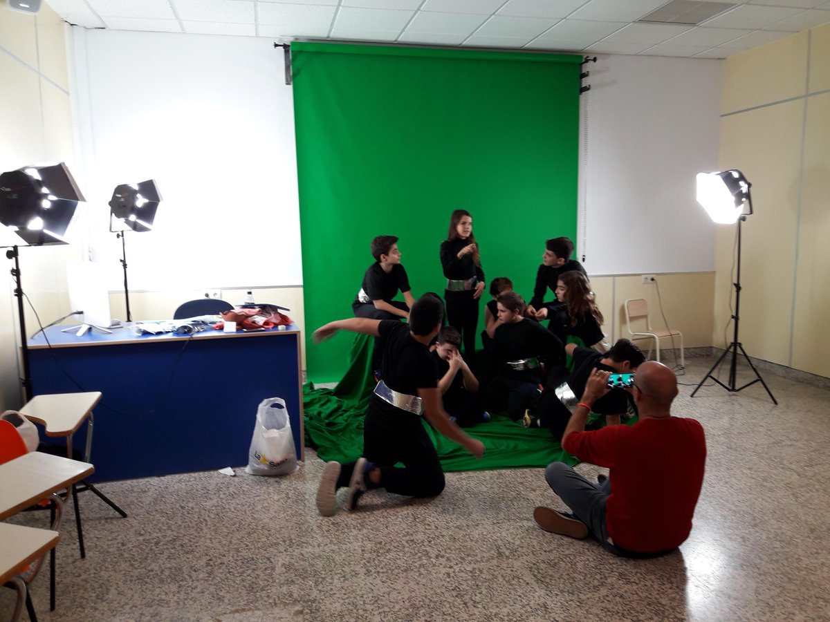 EPLaSalle's tweet photo. Un grupo de alumnos de #1ºESO de la #EPLaSalle ha colaborado en la #GlobalScienceOpera, un proyecto en el que ciencia y arte se unen para dar vida a la ópera científica llamada ‘Moon Village’
#GSO #MoonVillage
https://t.co/IQYJJibZ2w https://t.co/DAPXnCRRq0