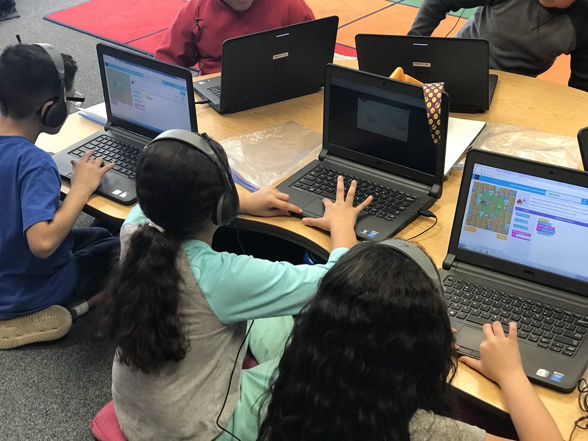 MrsDavisonTeach's tweet photo. #HourOfCode17 thank you @nicolehowes1 for introducing code to us! https://t.co/sERhfbSwWa