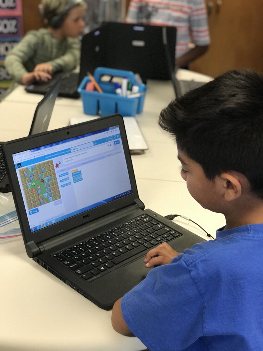 MrsDavisonTeach's tweet photo. #HourOfCode17 thank you @nicolehowes1 for introducing code to us! https://t.co/sERhfbSwWa