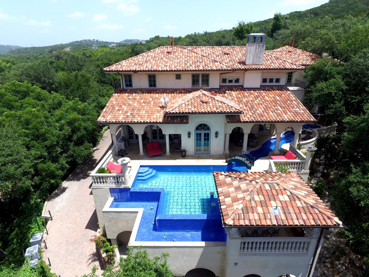 DroneDispatch's tweet photo. Just a few homes we provided help to here in the Austin, Texas area.... living goals that's for sure 👌🏽
#DroneDispatch #dronephotography #aerialphotography #dronestagram #dronesaregood https://t.co/SVDq6fHX72