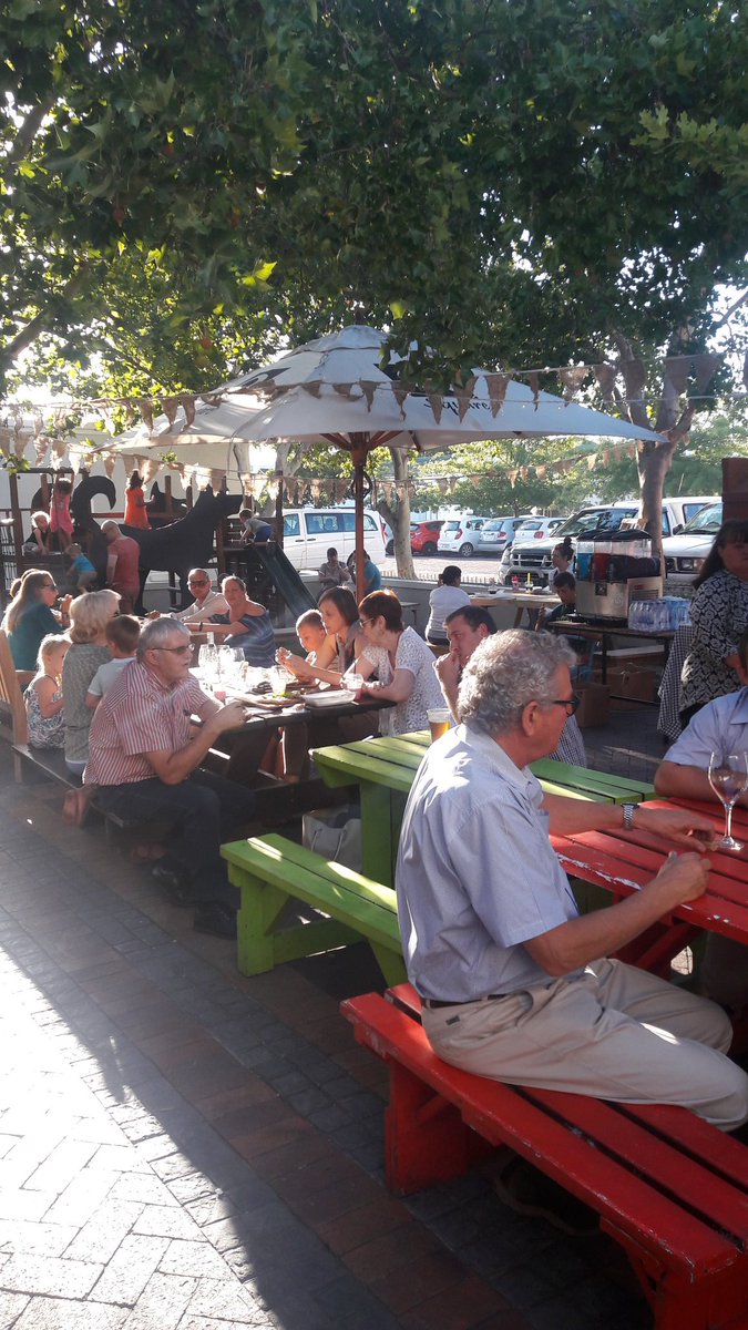 livingitupct's tweet photo. A little bit of Europe in the heart of @worcestertouris ✨🍷Loving the relaxed & friendly vibe at #QSquare's #Christmas market 🎄 Great local food, drinks & live music 🍕❤ #blue2breede #qsquare #marketvibes #supportlocal 🇿🇦 https://t.co/DzKi0cXeAo