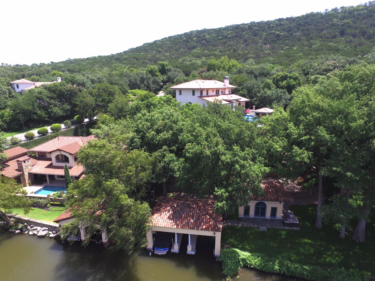 DroneDispatch's tweet photo. Just a few homes we provided help to here in the Austin, Texas area.... living goals that's for sure 👌🏽
#DroneDispatch #dronephotography #aerialphotography #dronestagram #dronesaregood https://t.co/SVDq6fHX72