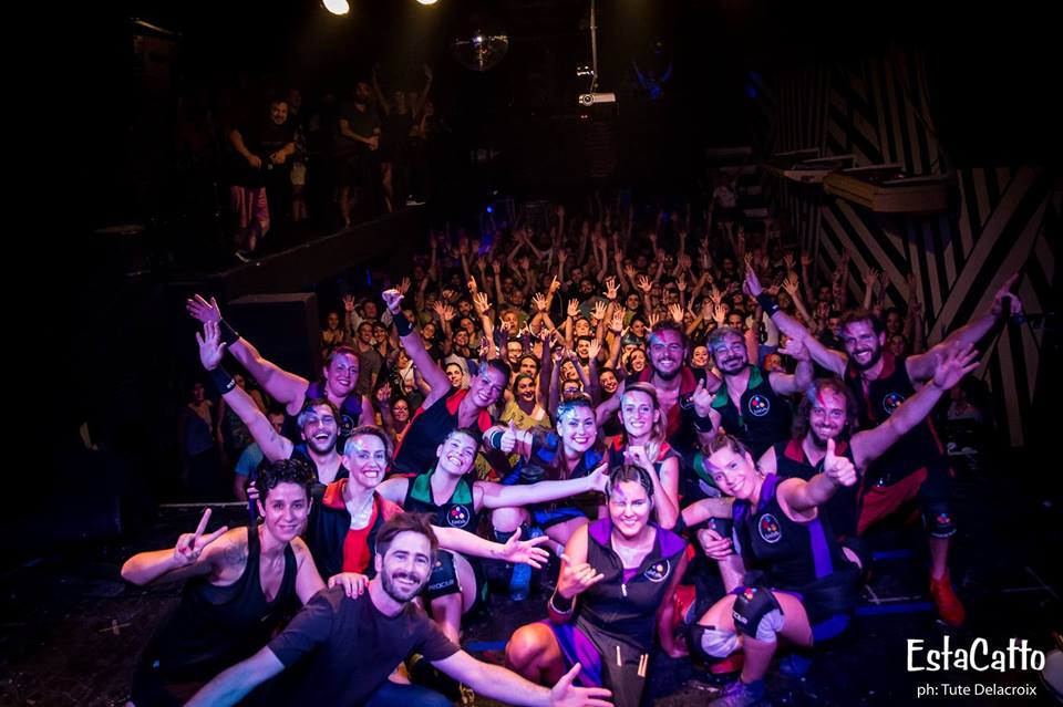 Fiesta fin de año * Chau 2017! Apertura: Escuela De Percusión EstaCatto Taller #HijosDelMedio >> Artistas Invitados: ColoR >> Dj Set Milo Moya.
PH Tute Delacroix para Ey! Colectivo Gráfico
facebook.com/estacattopercu…