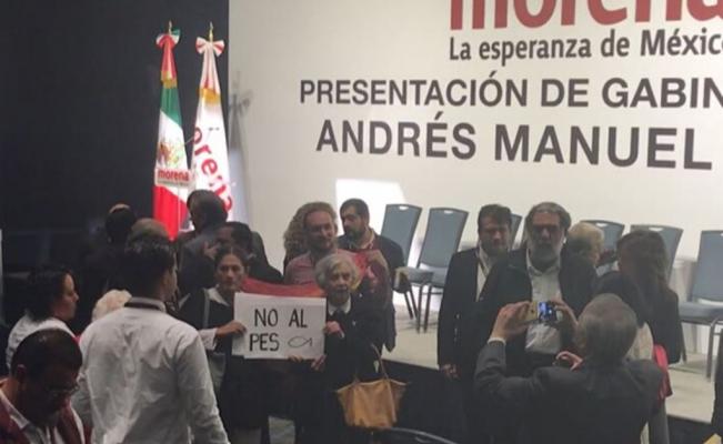 El_Universal_Mx's tweet photo. Protesta Elena Poniatowska contra alianza de AMLO y Encuentro Social; "No al PES", se leyó en una pancarta https://t.co/DmKg0O90cv https://t.co/PwNyZ8QMcr