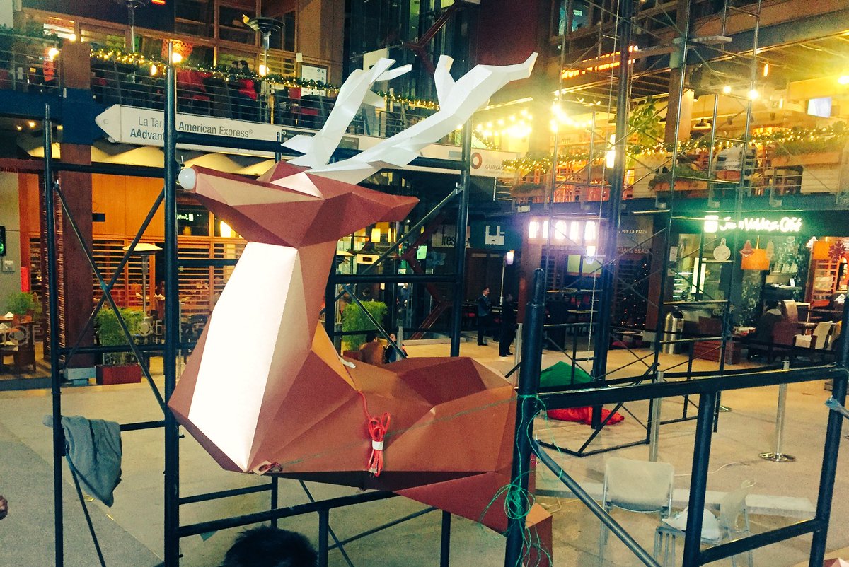 LuchoVallejo's tweet photo. Y alzó vuelo el reno #lowpoly en Plaza de las Américas. Que alhaja que está este proceso constructivo. #diseñoEc #losmakers https://t.co/OHJQzWHxm8