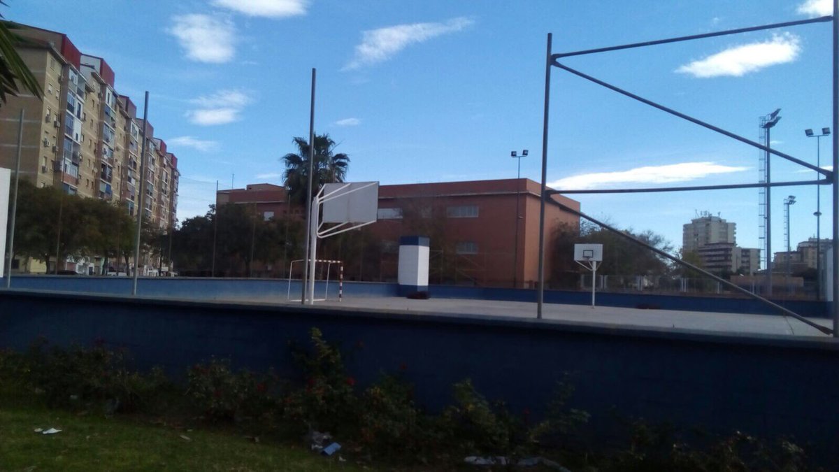 ZekyGuzman's tweet photo. Comienzan las reformas 🔨🔧 punto a favor para el @malaga 

🔴LARITA FUTSAL⚽️

 Esperemos que sigáis ayudando a los clubs a fomentar el deporte en todos los distritos

 @CtradeCadizMLG @PPCtradeCadiz @pedroccastillo @diputacionMLG https://t.co/RAHEuYn1pj