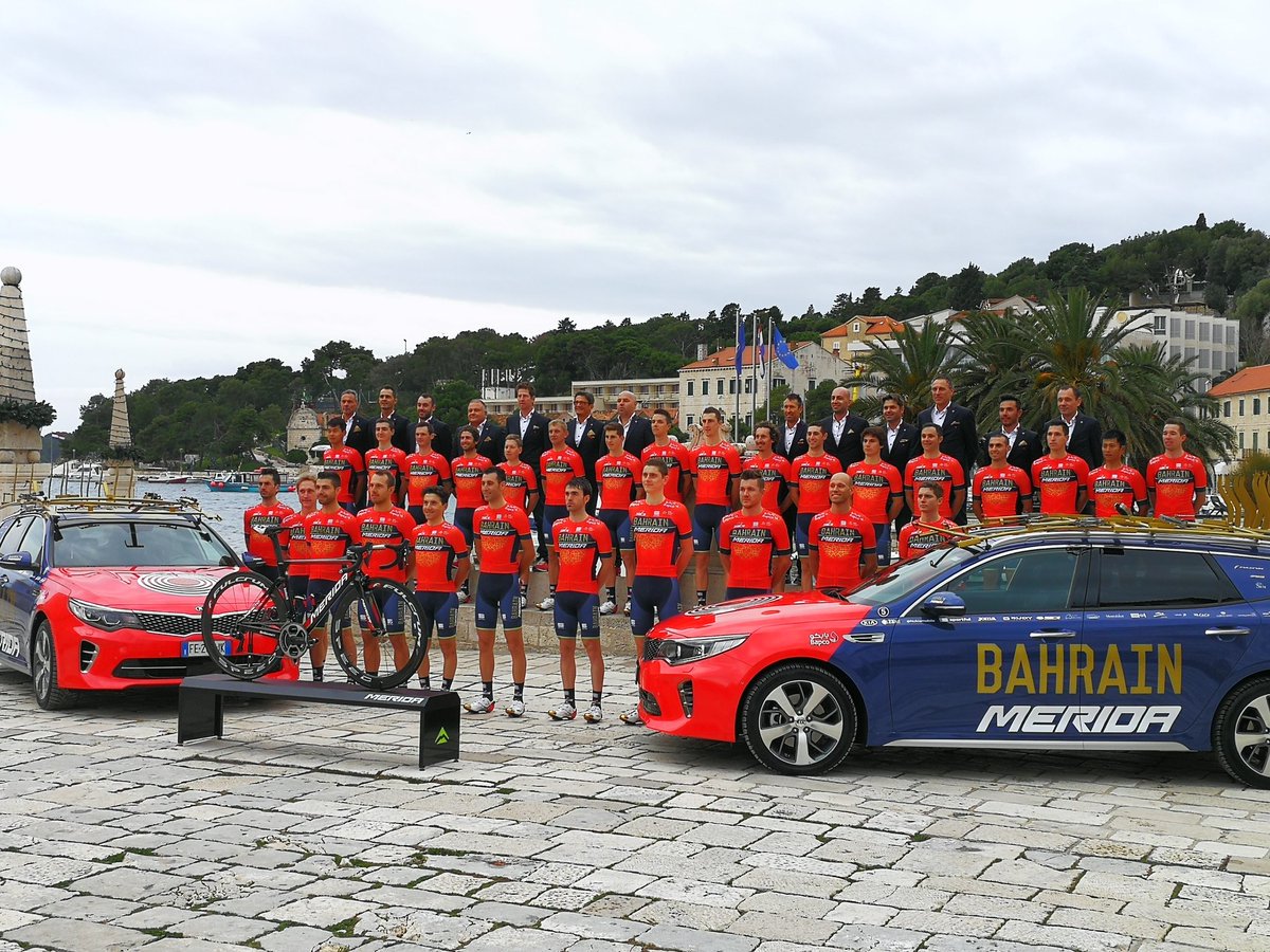 New @Kia_Motors teamcars, slightly modified <a href="/sportful/">grad</a> jerseys and <a href="/MeridaBikes/">Merida Bikes</a> team bikes in black and red for @Bahrain_Merida in 2018, via <a href="/MeridaBenelux/">M E R I D A  Benelux 🚴🏻‍♂️🚴🏻‍♂️🚴🏻‍♂️</a>.