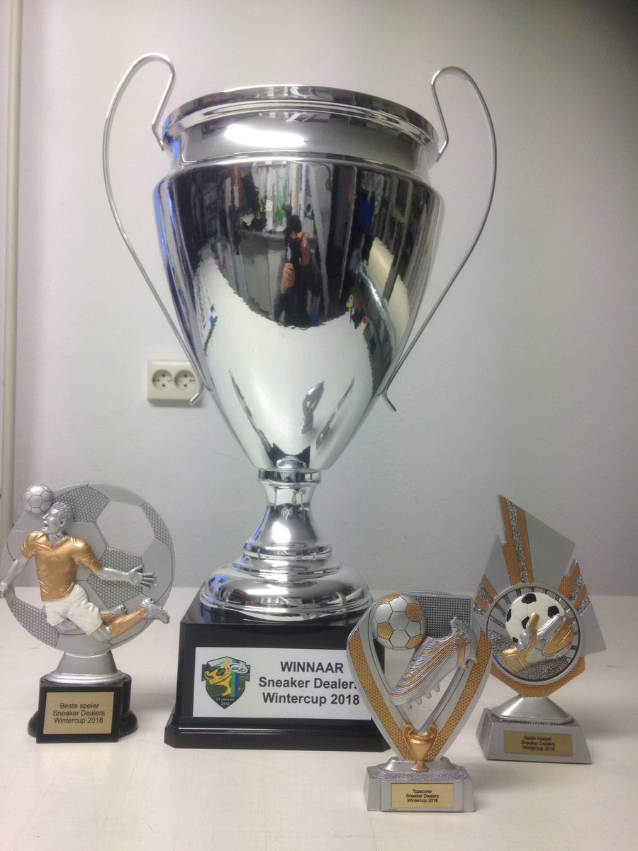 SDWintercup's tweet photo. De prijzen voor de @SDWintercup 2018 staan reeds gereed. Geschonken door @Sportsign, specialist in sportreclame. #bestespeler #bestekeeper #topscorer #cupmetdegroteoren https://t.co/kwdOY7Cruz
