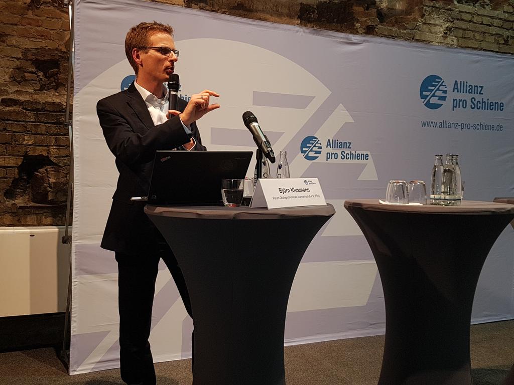 Dirk Flege (@dirkflege) on Twitter photo <a href="/BjoernKlusmann/">Björn Klusmann</a> von <a href="/foes_news/">FÖS (@foes.bsky.social), (mstdn.social/@foes)</a> plädiert für #Nachhaltige #Finanzreform bei Mitgliederversammlung der <a href="/Schienenallianz/">Allianz pro Schiene</a>. "Jetzige Einnahmestruktur des Staates ist ungesund. Zuviel Lohnnebenkosten, zu wenig Steuern auf Umweltbelastung." <a href="/BjoernKlusmann/">Björn Klusmann</a> von <a href="/foes_news/">FÖS (@foes.bsky.social), (mstdn.social/@foes)</a> plädiert für #Nachhaltige #Finanzreform bei Mitgliederversammlung der <a href="/Schienenallianz/">Allianz pro Schiene</a>. "Jetzige Einnahmestruktur des Staates ist ungesund. Zuviel Lohnnebenkosten, zu wenig Steuern auf Umweltbelastung."
