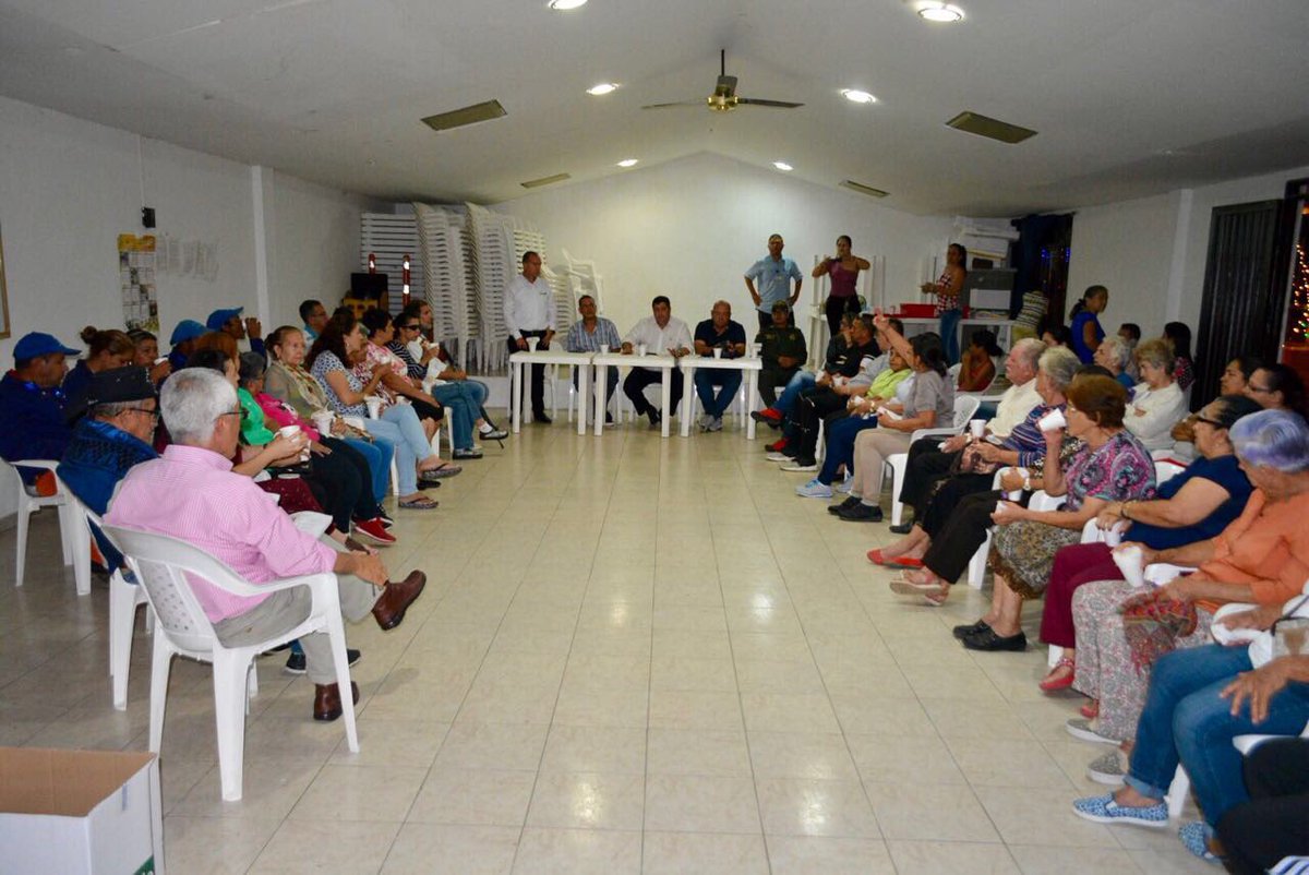 Cerca de 100 personas de Comuna 4 de #Dosquebradas estuvieron con nuestro equipo de trabajo socializando peticiones y necesidades para el sector. Trabajamos para prestar un mejor servicio #Serviciudad