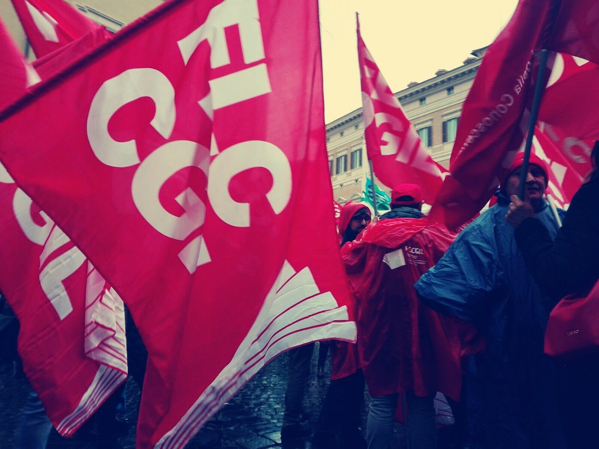 FLCCGIL's tweet photo. Da piazza Montecitorio📢
Investire nella #scuola è investire nel Paese❗
#ContrattoSubito e risorse per una #scuolabenecomune https://t.co/e4DP4pt4EC