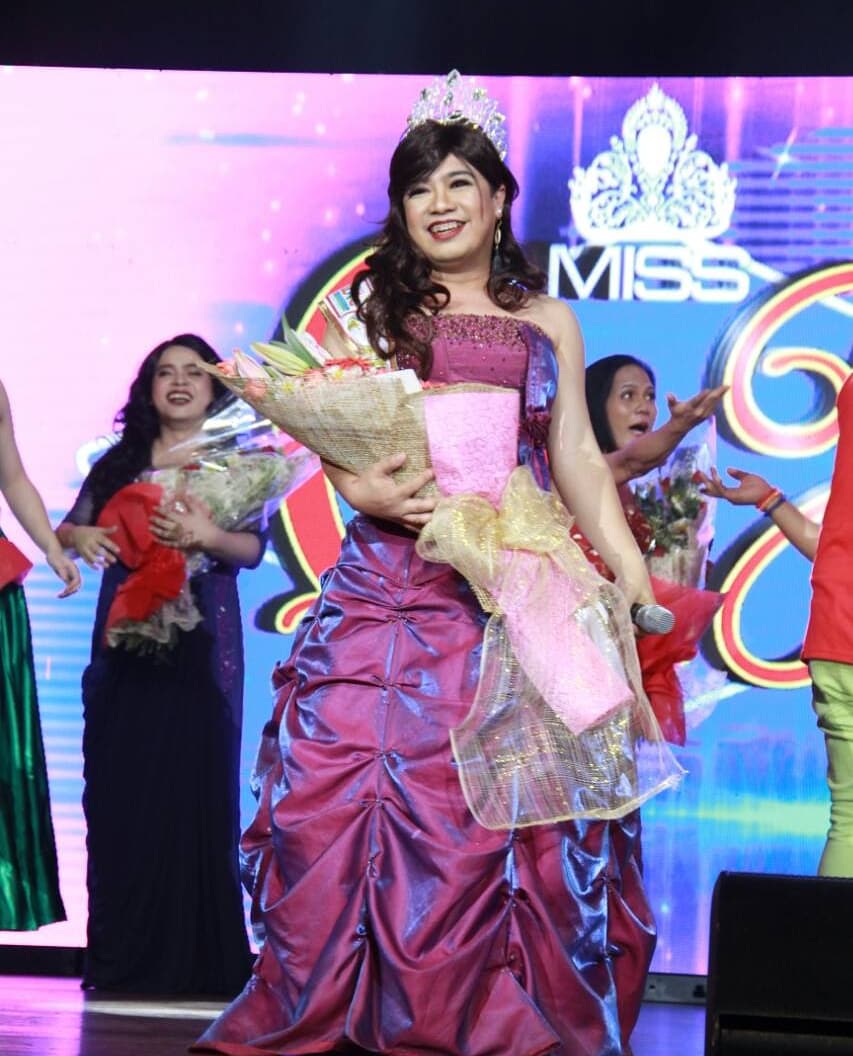 ABSCBNpr's tweet photo. Blogger Albert Abelido (@ChikkanessAve) was named the "Miss Q and A" winner at ABS-CBN's Christmas party for the entertainment media and bloggers. Here he is with hurados Bianca Manalo and Nicole Cordoves. #JustLoveKapamilya https://t.co/GZEbMQ7euz