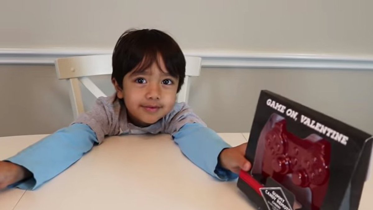 6-year-old boy made $11 MILLION in just one year by playing with toys on YouTube! bit.ly/2AXshPZ?utm_so… https://t.co/xnbLfrR0yj