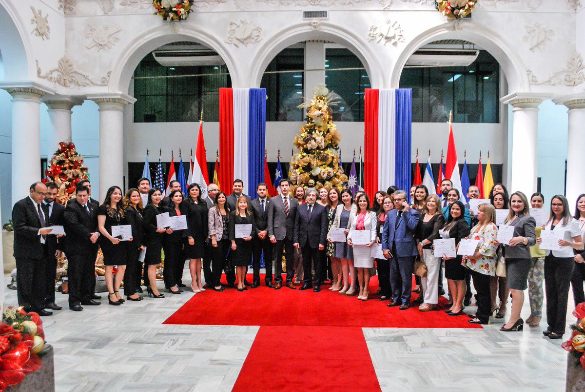 mreparaguay's tweet photo. Viceministro de Relaciones Exteriores, Embajador Federico González, destacó presencia del Paraguay en importantes espacios de organismos internacionales en materia de DD.HH. Lo dijo durante el acto de culminación de cierre del Curso de Alto Nivel de Derechos Humanos. https://t.co/UrGpWuQmC3