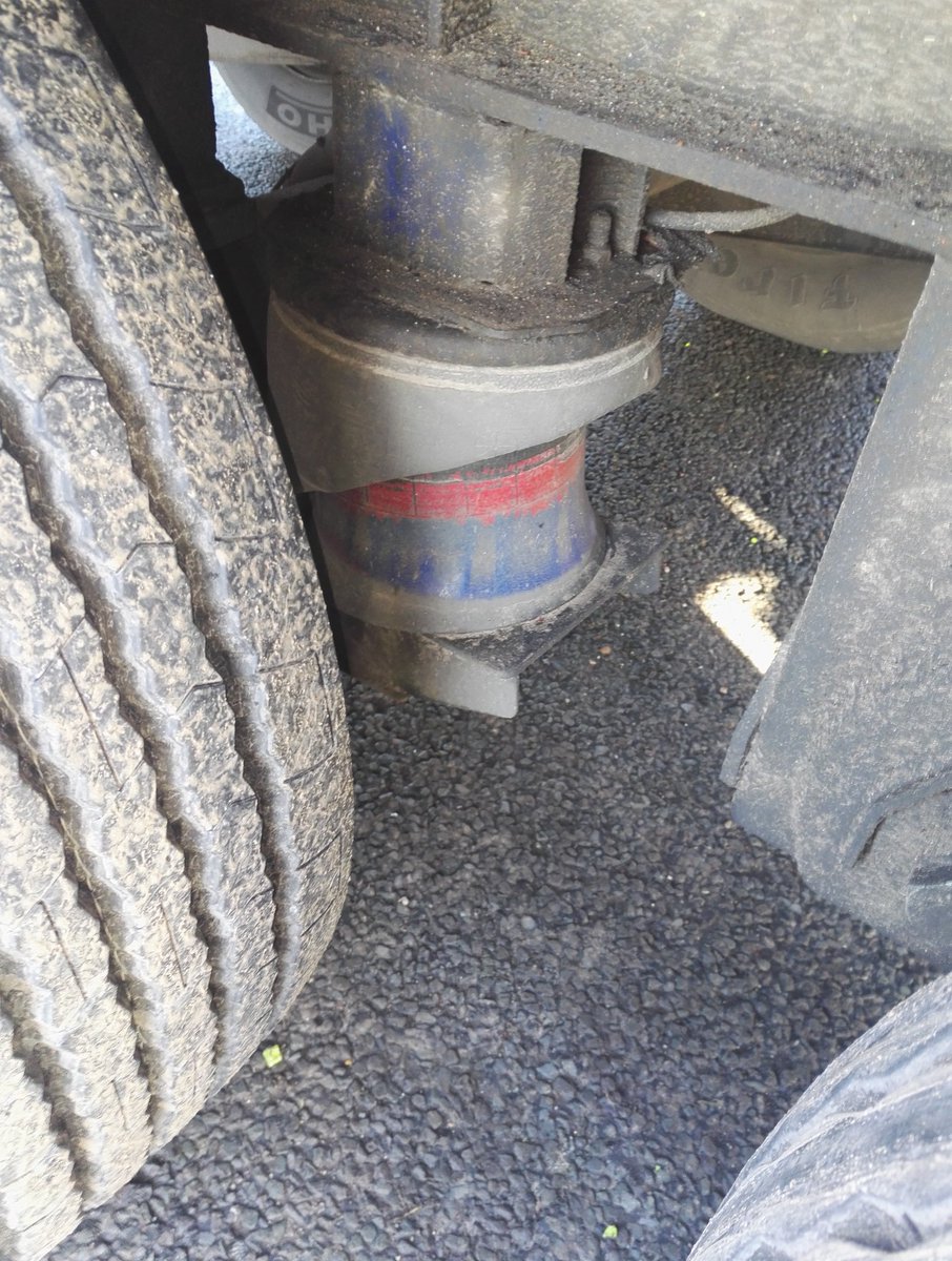Cheshire_CVU's tweet photo. 3 Axle Trailer with defective suspension after air bag blown. Body actually rubbing on 3rd axle wheels whilst driven. Prohibition issued by @DVSAgovuk @NWmwaypolice https://t.co/tljKHTmUhG