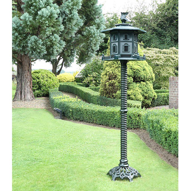 Op zoek naar landelijke tuindecoratie? Bij Manves vindt een diversiteit met exclusieve vogelvoeders! manves.nl/tuindecoratie