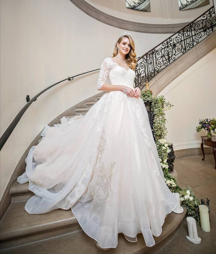 jinzabridal's tweet photo. Make an entrance in our Emelia gown.. #ElvetCollection LA Boutique only. Coordination: @charis_events // Floral Design: @designerdana.lee // Photography: @andyseostudio // Gown: @jinzabridal // HMUA: @viviantranmakeup // Jewelry: @margaretrowe // Models: @carissasatchell https://t.co/NbEfHe4Bm9