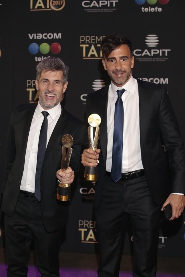 envivo_com's tweet photo. Los ganadores de la noche #Showmath @cuervotinelli @hoppefede @elchatoprada en los #PremiosTATO https://t.co/umg8bS3oDh