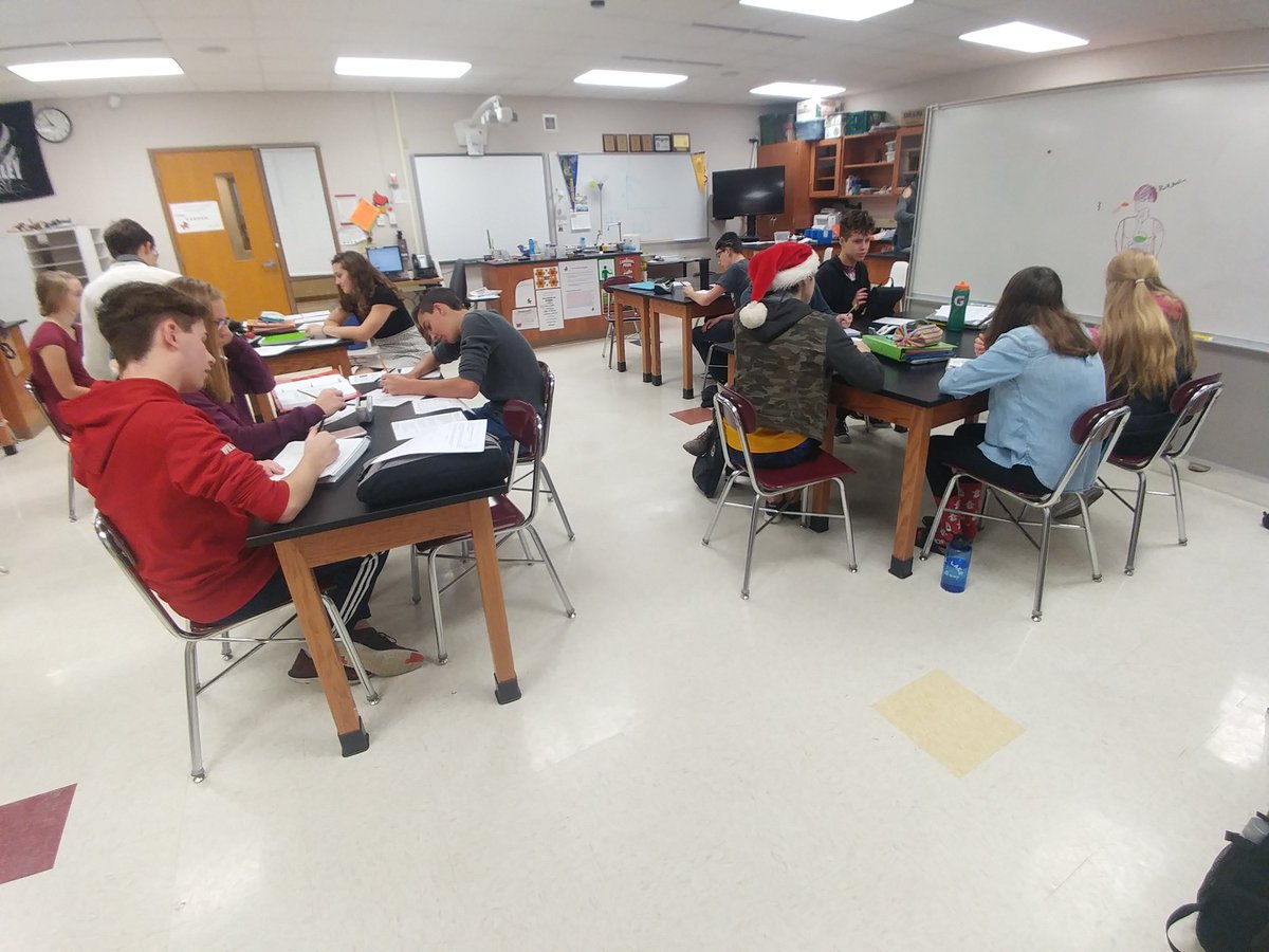 CHUMS_EHouse's tweet photo. It is all happening at once. Students in a seminar, students in lab, student working independently. PL allows choice and flexibility all within the same classroom. #biolabday #PLlearning https://t.co/QZqiMObmDA