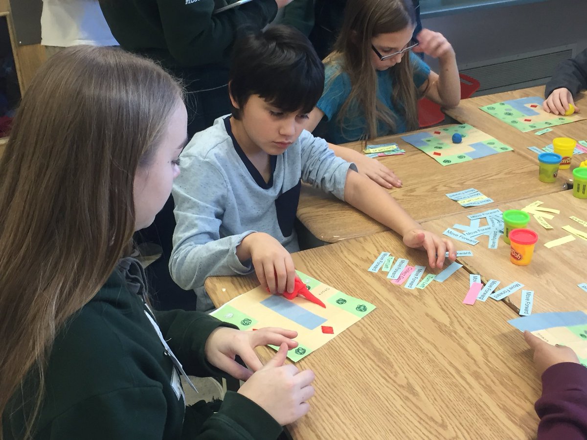 rctriguy's tweet photo. West Ferris STEAM students running coding sessions at Sunset Park Public School @wftrojans #nothingboring #nndsb @NearNorthSchool #appledistinguishedschool https://t.co/p7UsO3D8ws