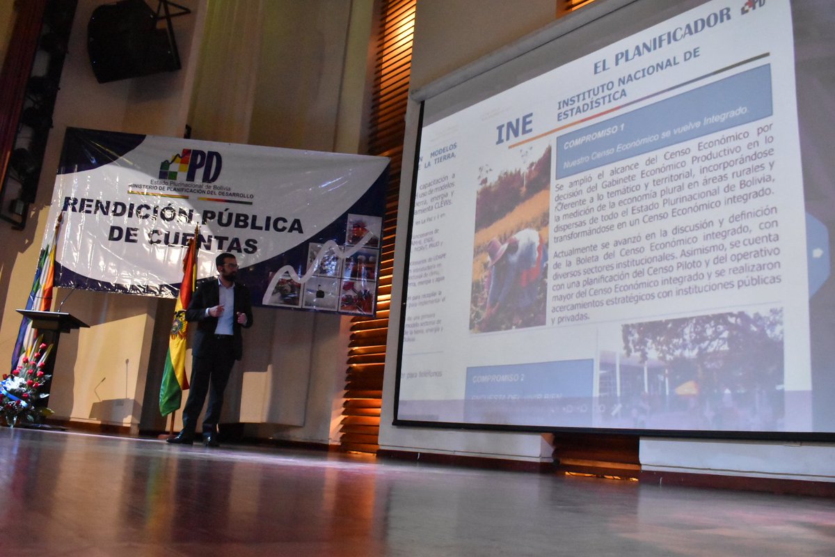 INE_Bolivia's tweet photo. Director del #INEBolivia @SantiagoFarjat presenta los compromisos intitucionales en la Rendición Pública de Cuentas #RPC2017 del @minplanifica https://t.co/CRTx3VMoHS