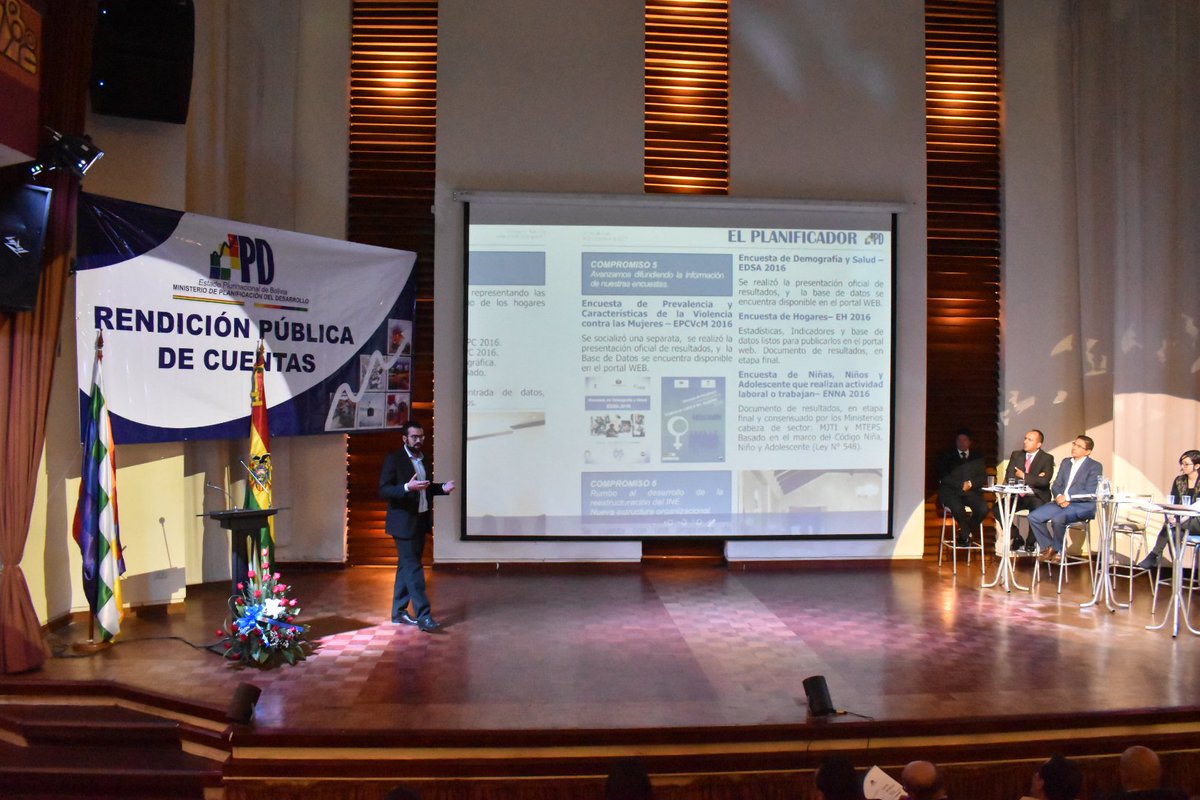 INE_Bolivia's tweet photo. Director del #INEBolivia @SantiagoFarjat presenta los compromisos intitucionales en la Rendición Pública de Cuentas #RPC2017 del @minplanifica https://t.co/CRTx3VMoHS