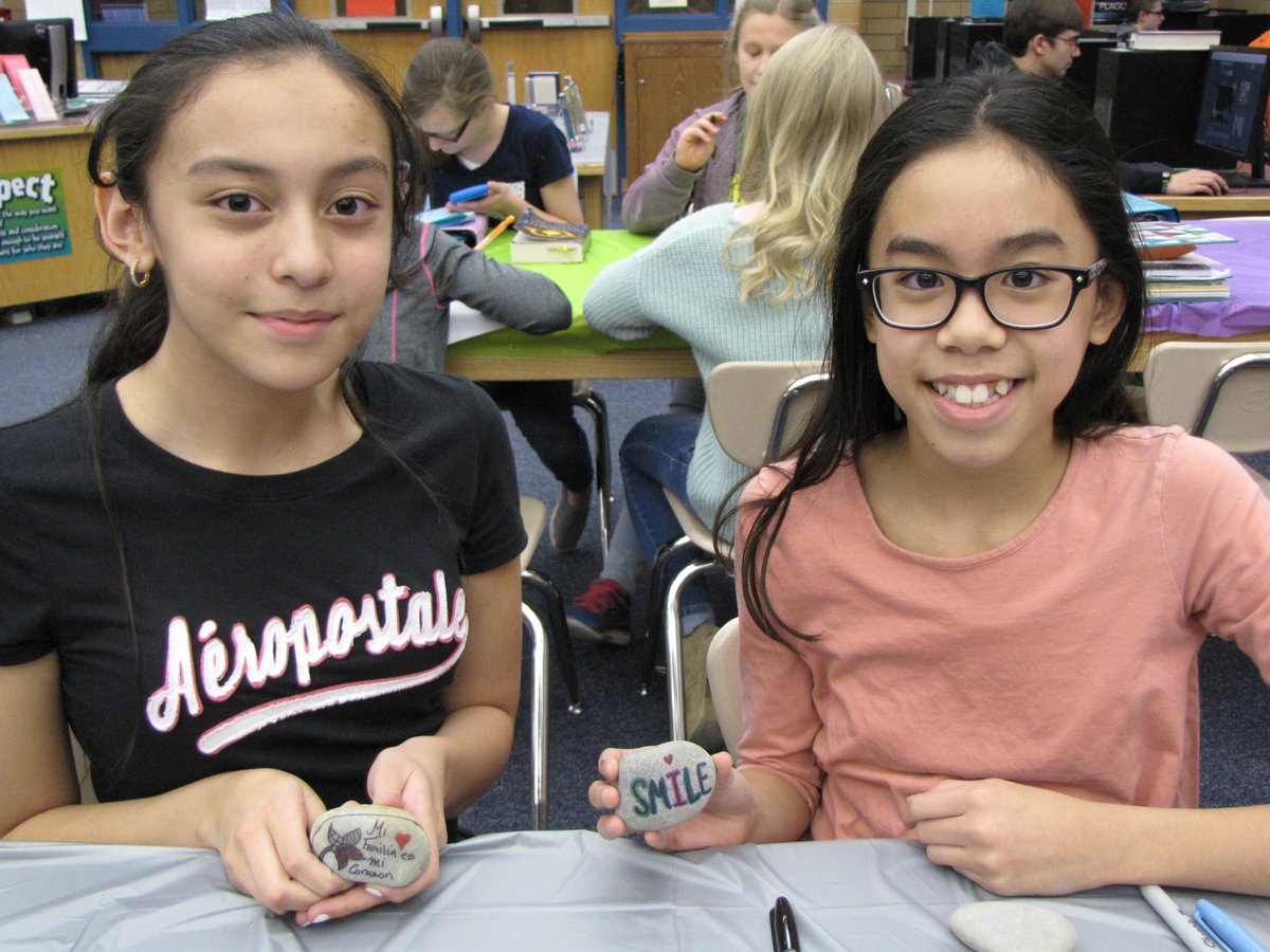 DTLALibrarians's tweet photo. At the Fairfield Jr. High Library Media Center we have students using rocks as their canvas for the Sharpie Rock Art activity.  #DTLA https://t.co/uTDq23Q4OZ