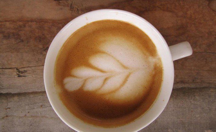 Met een melkklopper of zelfs met een simpele beker kun je een prima #lattemacchiato maken zonder #espressomachine - en ja, met een mooie schuimlaag! kookse.tv/latte-maken-zo…

Hoe maak jij thuis je latte of cappuccino?

#koffie #koffiezetten #keukenhack #handig #koffierecept