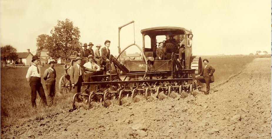 UNLarchives's tweet photo. #UNLTractorTuesday: Original caption: "10-bottom plow pulled by an Avery steam engine, water wagon on left of plow. Note the lift cylinders. The operators have been put on the water wagon so the bosses could be photographed on the #tractor" #TractorTuesday @UNL_IANR https://t.co/rviVqYPkjI