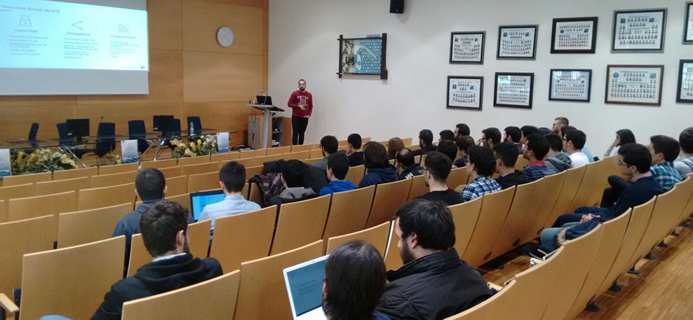 Gradiant's tweet photo. Estamos en #Santiago, nuestro compañero @diegoreico hablando a los jóvenes informáticos en el #FEI2017 que organiza @etse_usc #empresas #tecnología #jóvenes #talento #futuro https://t.co/6AmQGr8bGQ