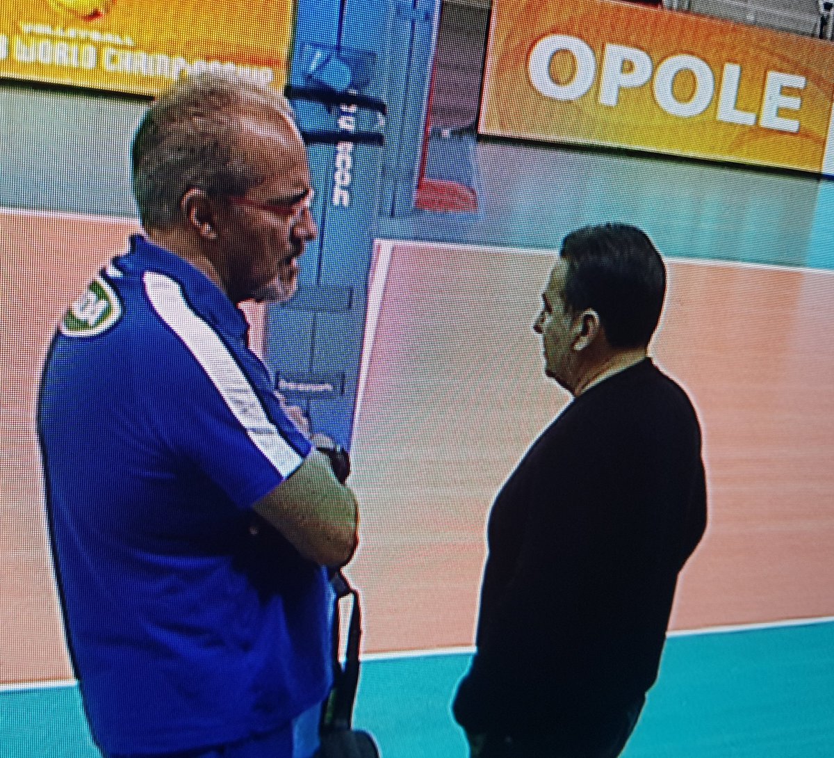 BartHeller's tweet photo. Czy to rozmowa byłego i przyszłego selekcjonera reprezentacji Polski? #KMS2017 #FIVBMensCWC https://t.co/eA90zwLtJc