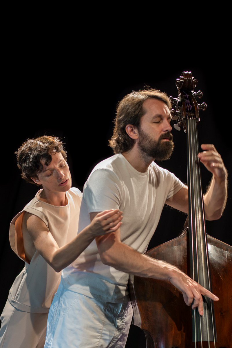 'Hay una mezcla de fragilidad y crudeza en el sonido, una fisicidad animal y casi coreográfica en la interpretación de <a href="/PabloMCaminero/">Pablo M. Caminero</a>, también algo de misticismo en su expresión' #AntonioRuz #DoubleBach #Danza
22 - 23 dic > bit.ly/2ATOSga