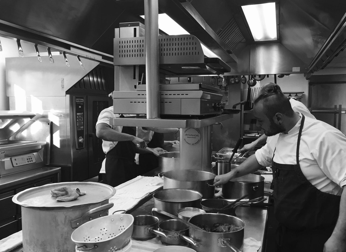 Nuttreeinn's tweet photo. The guys in the kitchen are pushing today, 6 Christmas parties! 
#getgreased #headsdown #pushpush #handson #teamworkmakesthedreamwork https://t.co/4lmQlnwA3A