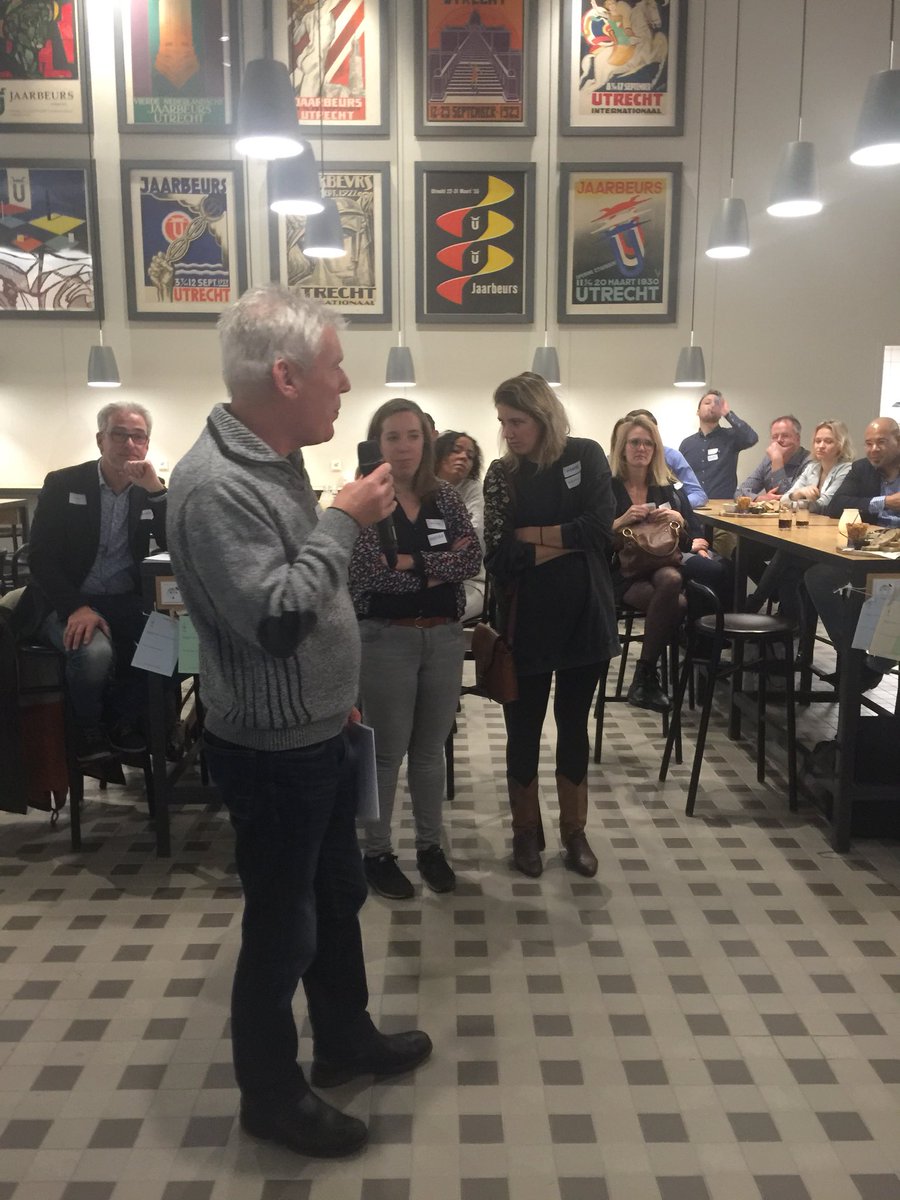 Tijdens de netwerkbijeenkomst #jeugdwerkloosheid030 geeft <a href="/WerkpadBV/">Werkpad</a> een pitch over wat gaan wij doen in 2018 voor kwetsbare jongeren <a href="/LeaLuijten/">Lea</a> <a href="/pieterkoevoets/">Pieter Koevoets</a>