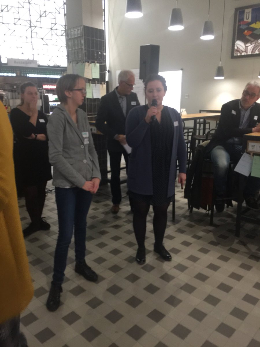 Tijdens de netwerkbijeenkomst #jeugdwerkloosheid030 geeft <a href="/emmaatwork/">Emma At Work</a>  een pitch over wat gaan wij doen in 2018 voor kwetsbare jongeren (chronische aandoening) en Marloes (links) vertelt hoe zij is geholpen <a href="/JWLUM/">JWLUM</a> <a href="/pieterkoevoets/">Pieter Koevoets</a>  <a href="/LeaLuijten/">Lea</a>